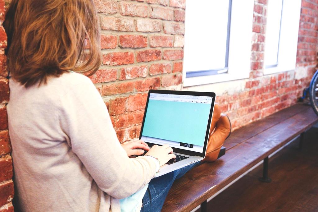 turehoa technology news writing team in the office